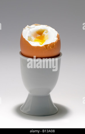 Gekochtes Ei in eine weiße Eierbecher Stockfoto