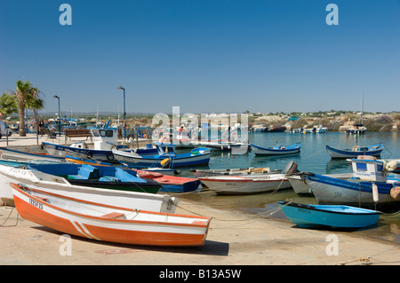 Portugal Algarve, Fuzeta, Angelboote/Fischerboote im Hafen Stockfoto