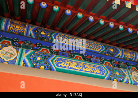 Schließen Sie Detail von der sehr dekorative Fassade des gemalten Pavillion in der verbotenen Stadt Peking in China Stockfoto