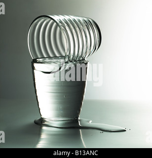 2 Gläser Wasser einer gestapelt auf der anderen Stockfoto