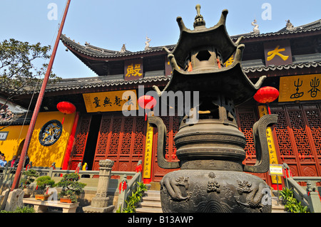 Der Ehrenhof und die Fassade des Jade-Buddha-Tempel mit roten Laternen & Holzkohle Grill für Reinigung Rauchen Shanghai China Stockfoto