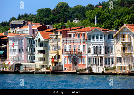 Holzhäuser am Yenikoy mit Blick auf den Bosporus in der Nähe von Istanbul Stockfoto