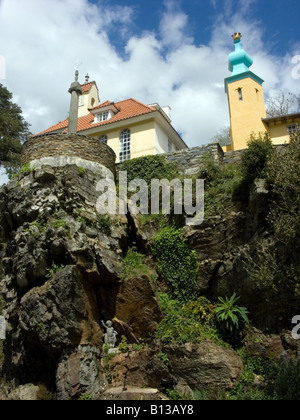 Die Chantry und Tower of Chantry Row, Portmeirion, Gwynedd, Wales Stockfoto