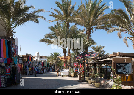 Restaurant und Geschäfte auf der Strandpromenade von Masbat Bezirk von Asilah, Dahab, Golf von Aqaba, rotes Meeresküste, Süd-Sinai, Ägypten Stockfoto