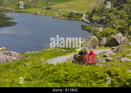 Touristen in Kutsche Auto, Gap of Dunloe, County Kerry, Irland Herr Stockfoto