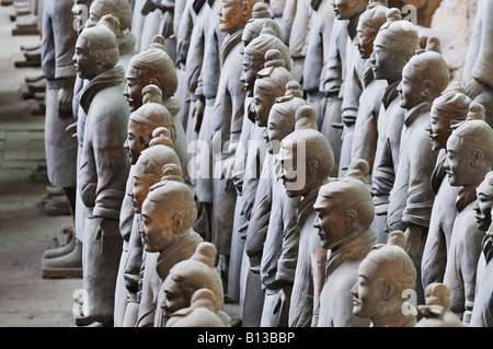 Die Terrakotta-Krieger Massed zählt der Infanterie aus der vergrabenen Grabbeigaben Armee bei Xian Shaanxi Provinz China Stockfoto