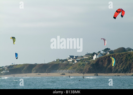 Enthusiasten kitesurfen an einem kalten Wintertag am Bantham Beach, South Devon. GROSSBRITANNIEN Stockfoto