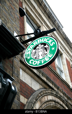 Filiale von Starbucks Coffee-Shop in London anmelden Stockfoto