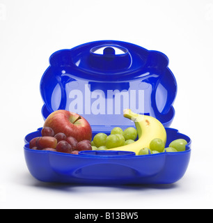 Blau Lunchpaket mit Obst gefüllt Stockfoto