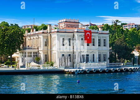 Yali mit Blick auf den Bosporus in der Nähe von Istanbul Stockfoto