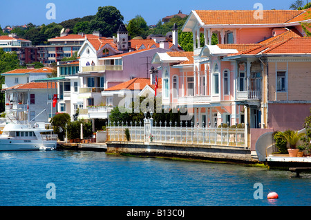 Villen mit Blick auf den Bosporus in der Nähe von Istanbul Stockfoto