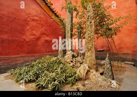 Garten-Schrein bestehend aus natürliche Felsen und Pflanzen innerhalb der Mauern der verbotenen Stadt Peking China Stockfoto