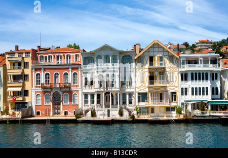 Holzhäuser am Yenikoy mit Blick auf den Bosporus in der Nähe von Istanbul Stockfoto