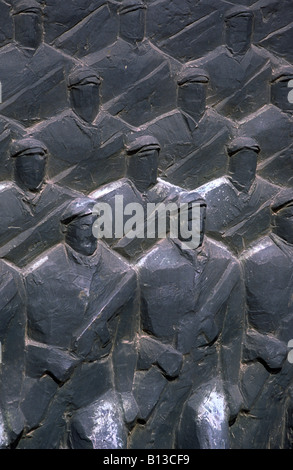 Kommunistischen Ära Flachrelief der Arbeiter Milizen in Szobor Park. Budapest, Ungarn. Stockfoto