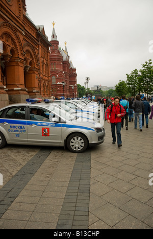 Eine Reihe von kommunalen Polizeiautos bereit, Ordnung in Moskau vor 2008 UEFA Finale zwischen "Manchester United" und "Chelsea" zu halten Stockfoto