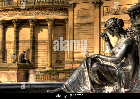 HDR-Blick auf die Statue des Steble Fountain vor neoklassischer Architektur der William Brown Street, Liverpool, mit einer sitzenden Person im goldenen Licht. Stockfoto