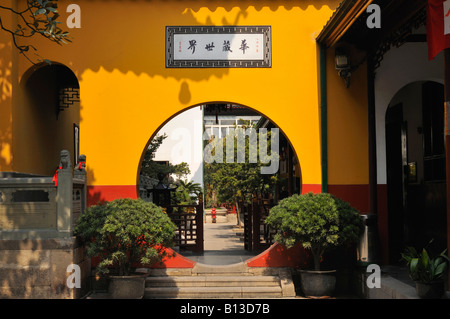 Moongate in den Heiligen Farben rot und Gold mit beschrifteten Motto Jade Buddha Tempel in Shanghai Stockfoto