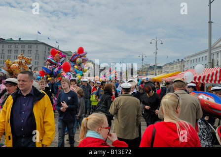 Der Marktplatz von Helsinki im Mai ist Day.The nur Karneval-wie Feier in Finnland Vappu, die finnische Version von May Day. Stockfoto