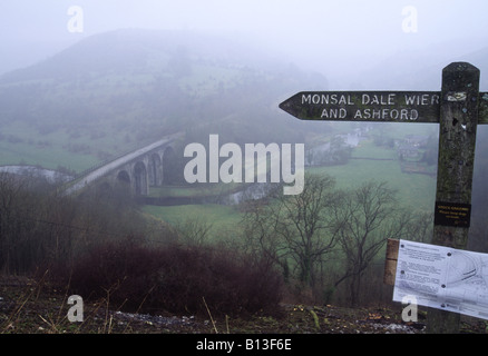 Dichter Nebel Hüllen Millers Dale Viadukt und Monsal Tal an einem düsteren Moor Tag, Peak District, Derbyshire, UK 2005 Stockfoto