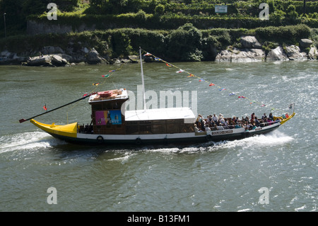 Touristischen Rabelo-Boot in den Fluss Douro Stockfoto