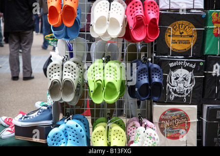 Modische Crocs Plastikschuhe auf London Markt Stockfoto