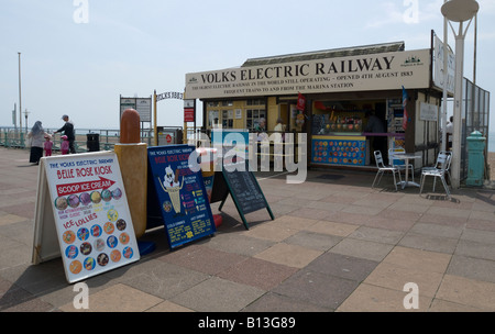 Volks Electric Railway verläuft entlang der Küste in Brighton, Sussex, England, 31. Mai 2008. NUR ZUR REDAKTIONELLEN VERWENDUNG. Stockfoto