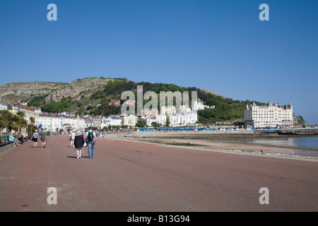 Llandudno Conwy North Wales UK können suchen entlang der breiten Promenade zu den Great Orme und Meer Hotels flankierende North Shore Stockfoto