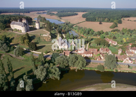 Luftbild, Aerien, Antenne, Vue Aerienne, APREMONT Sur ALLIER Apremont Sur Allier est un Très Beau Village Médiéval un des plus b Stockfoto