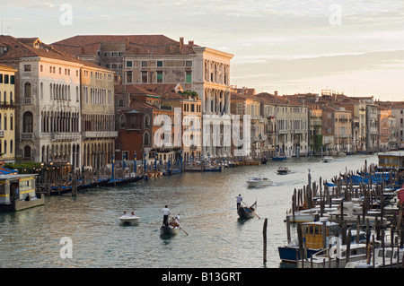 Blick auf den Sonnenuntergang von der Rialto Bridge, Venedig, Italien Stockfoto