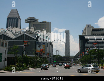 Singapore Flyer April 2008 von der Straße aus gesehen Stockfoto