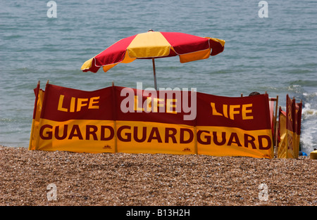 Bohnenstroh Rettungsschwimmer am Strand von Brighton an einem heißen Sommertag, 31. Mai 2008. NUR ZUR REDAKTIONELLEN VERWENDUNG. Stockfoto