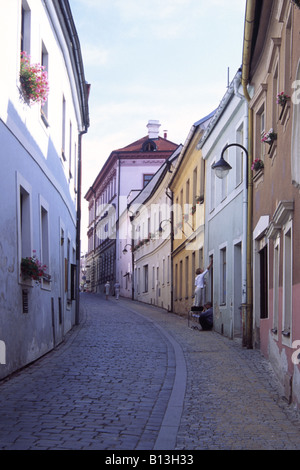 Colouful Gebäude und das tägliche Leben in einem schattigen Kopfsteinpflaster der Altstadt, Tabor, Südböhmen, Tschechien Stockfoto