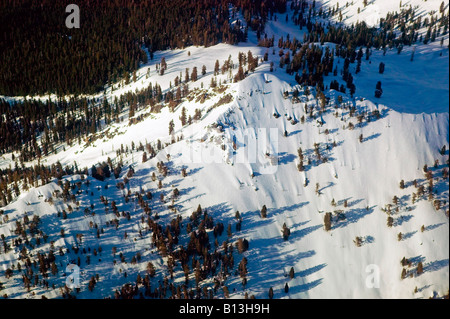 Antenne über steile Schnee bedeckt Sierra Berghang Südseite des Lake Tahoe, Kalifornien Stockfoto