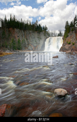 Hohe Wasserfälle am Fluss Taufe im Tettegouche State Park Stockfoto