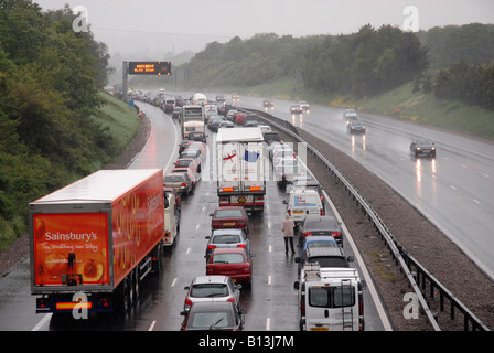 Ein Feiertag Stau auf der Autobahn M42 in Worcestershire. Der Verkehr war im Stillstand nach einem Unfall. Stockfoto