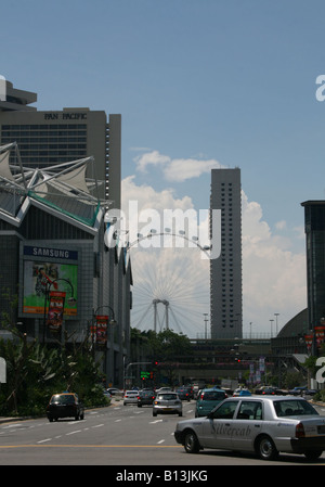 Singapore Flyer April 2008 von der Straße aus gesehen Stockfoto