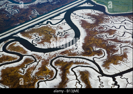 Luftaufnahmen über Gezeiten Kanäle in Newark Kalifornien Bucht-Salz-Sumpf-Kanäle Stockfoto