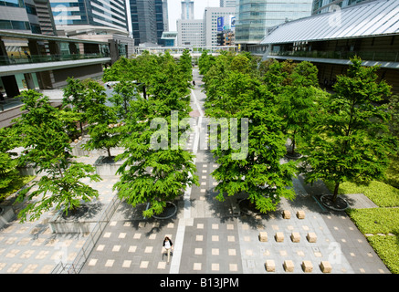 Moderne Stadtgestaltung in kleinen Park befindet sich zwischen den Zeilen der Wolkenkratzer im Zentrum von Tokio Japan Shinagawa Stockfoto