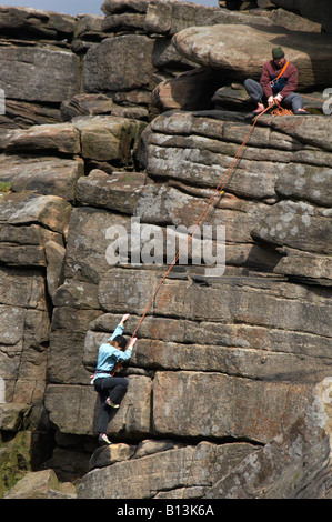 Zwei Bergsteiger auf Stanage Edge in Derbyshires Peak District Stockfoto