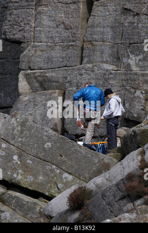 Zwei Bergsteiger auf Stanage Edge in Derbyshires Peak District Stockfoto