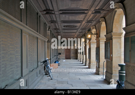 Klöster in den wichtigsten Schulhof am Eton College führt. Stockfoto