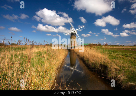St. Benet Entwässerung reflektiert in einem Deich an einem sonnigen Tag auf der Norfolk Broads, UK Stockfoto