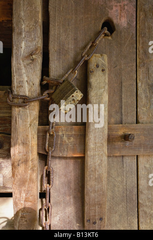 Holztür mit Kette und Schloss. Stockfoto