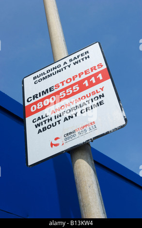 Ein Zeichen zur Förderung Crimestoppers ist auf eine Straßenlaterne, Brighton, Sussex England 31. Mai 2008 fixiert. Stockfoto