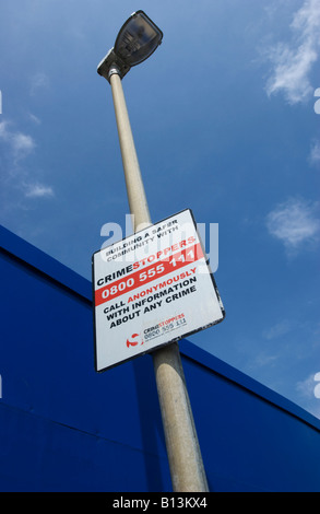 Ein Zeichen Crimestoppers Förderung werden an einer Straßenlaterne, Brighton, Sussex, England, 31. Mai 2008 fixiert. Stockfoto
