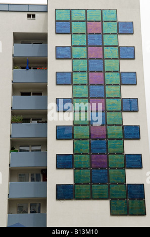 Große farbige Solarzellen ausgestattet, Wohnungen in Bocklemund, Köln, Nordrhein-Westfalen, Deutschland. Stockfoto