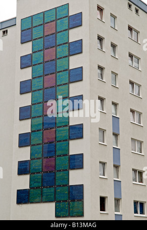 Große farbige Solarzellen ausgestattet, Wohnungen in Bocklemund, Köln, Nordrhein-Westfalen, Deutschland. Stockfoto