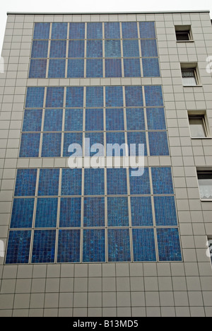 Große Solaranlagen ausgestattet, Wohnungen in Bocklemund, Köln, Nordrhein-Westfalen, Deutschland. Stockfoto