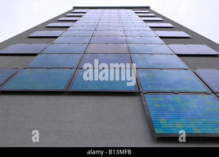 Große farbige Solarzellen ausgestattet, Wohnungen in Bocklemund, Köln, Nordrhein-Westfalen, Deutschland. Stockfoto