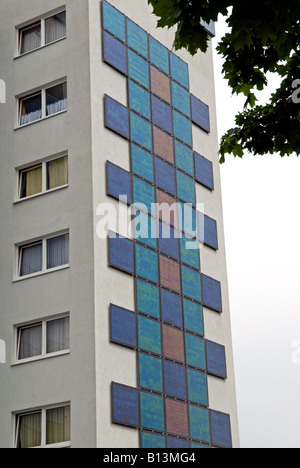 Große farbige Solarzellen ausgestattet, Wohnungen in Bocklemund, Köln, Nordrhein-Westfalen, Deutschland. Stockfoto